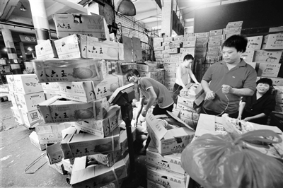 原来的布吉农批市场显得拥挤、陈旧（资料图片）。深圳商报记者  廖万育 摄