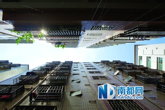 龙华民治水尾三区39栋，致命砧板就是从这栋楼的防盗网掉落的。居民称当地高空坠物频发，上月有栋楼也曾掉砧板。南都记者 王子荣 摄