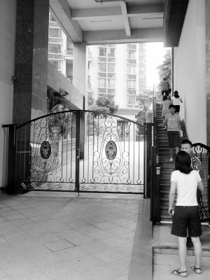 大门左上侧设有一监控设备。